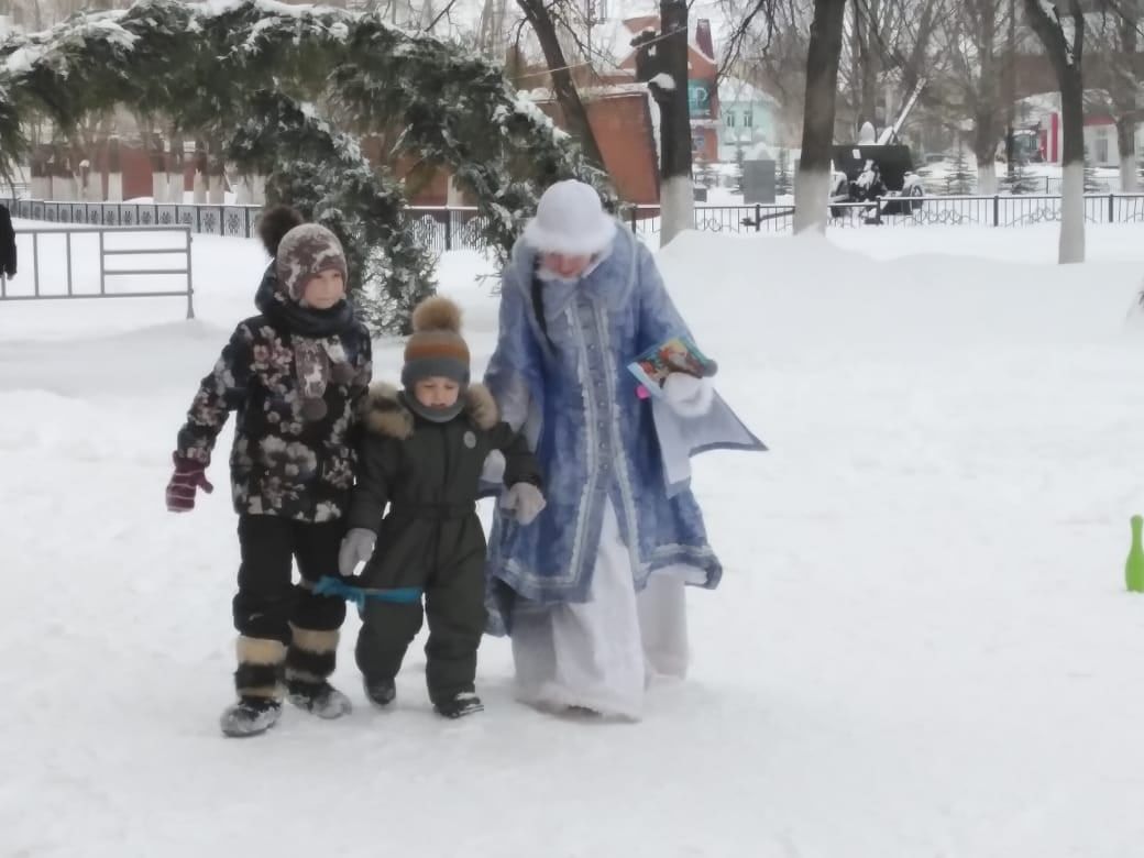 Сегодня 10 января, в последний день зимних каникул, детям пришли в гости Дед Мороз и Снегурочка