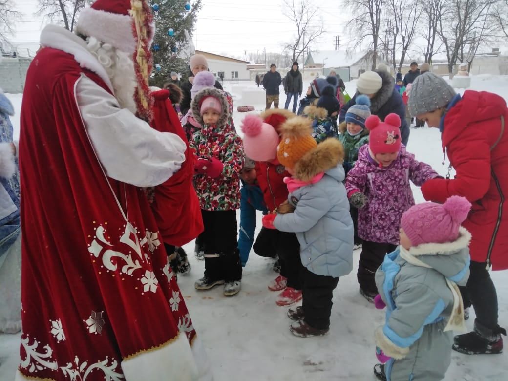 Сегодня 10 января, в последний день зимних каникул, детям пришли в гости Дед Мороз и Снегурочка