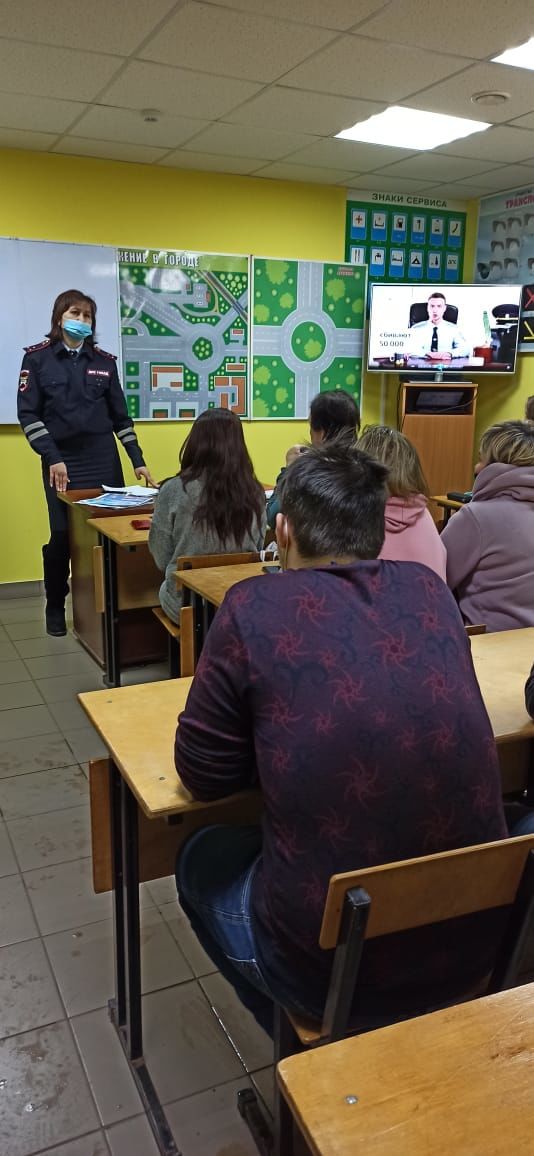 В Татарстане автоинспекторы  проводят занятия с будущими водителями