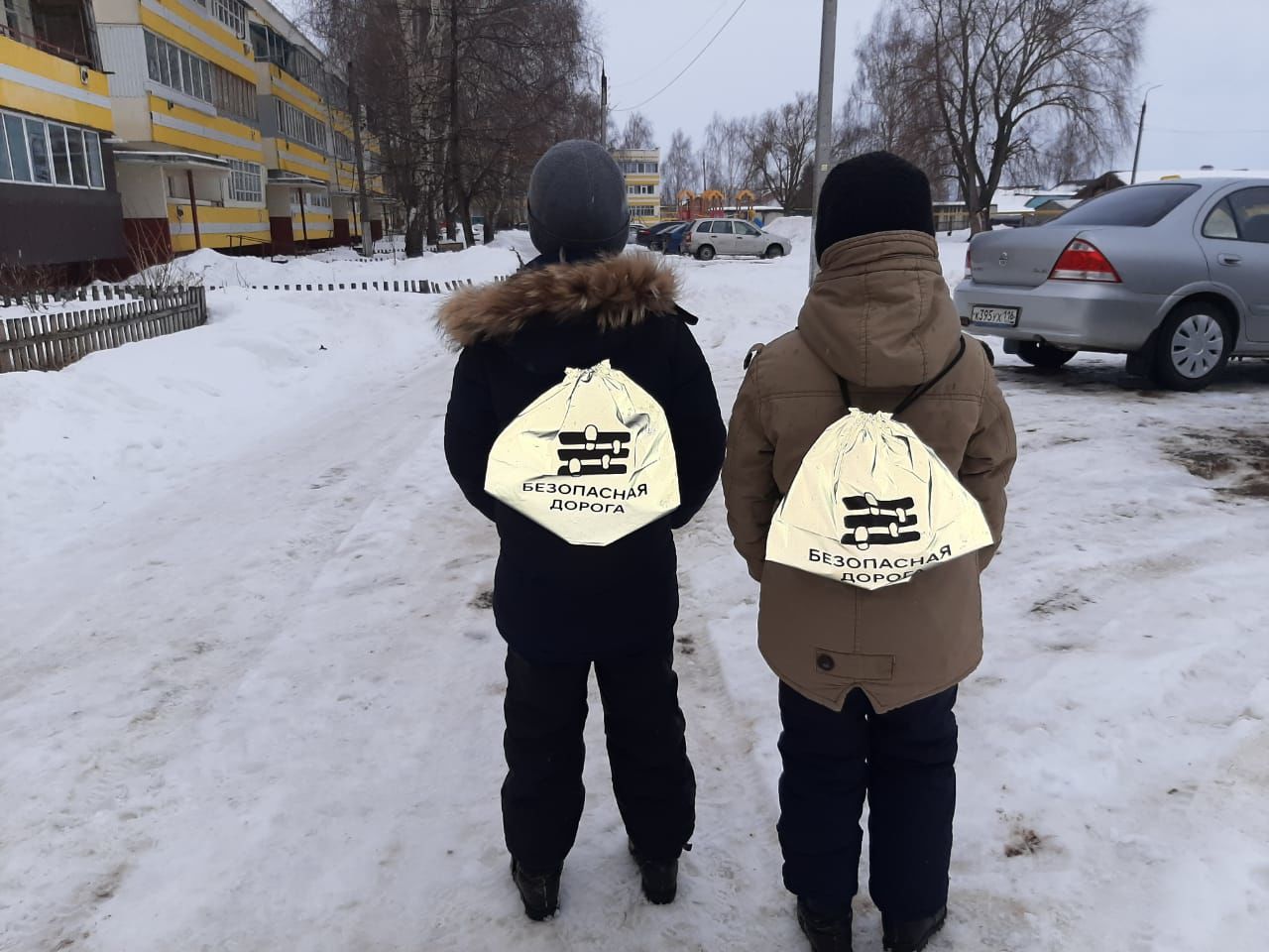 В Татарстане автоинспекторы вручили двум многодетным семьям автокресла для безопасной перевозки малышей