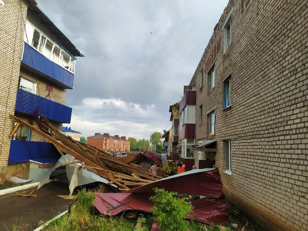 В Чекмагуше ураган повалил деревья и снес крыши зданий