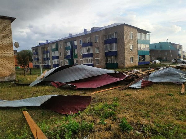 В Чекмагуше ураган повалил деревья и снес крыши зданий
