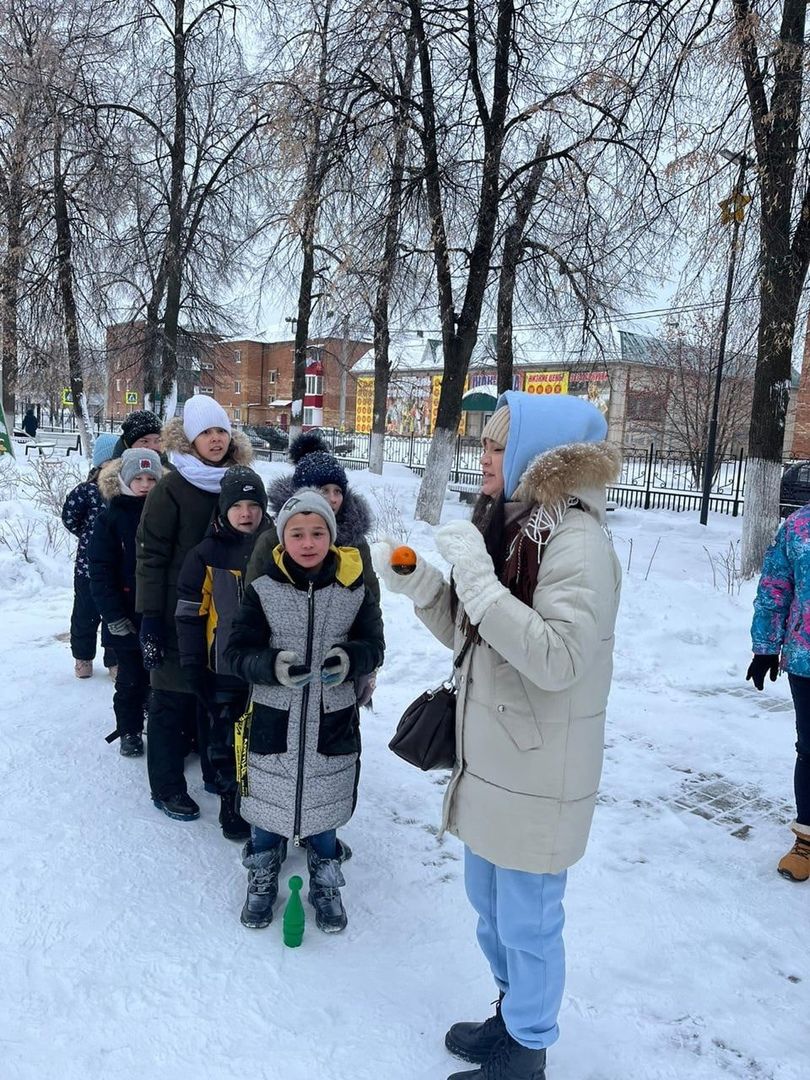 Сегодня в парке "Семейный" педагоги Уруссинской НОШ 1провели "Зимние забавы".