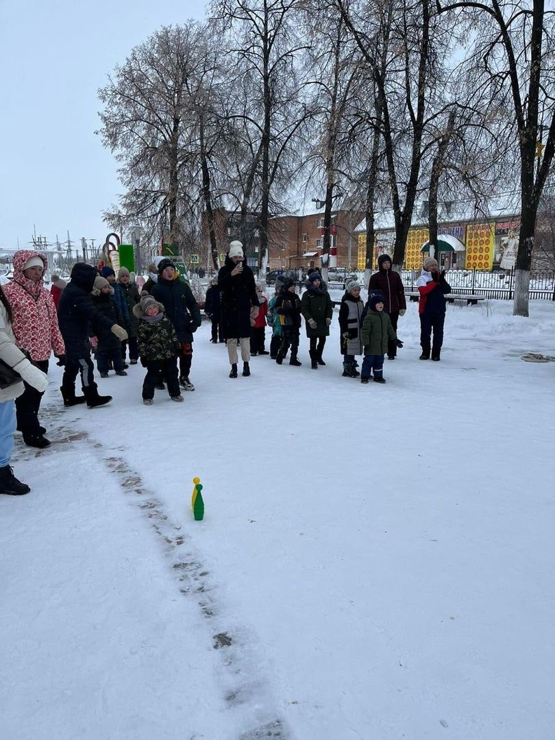 Сегодня в парке "Семейный" педагоги Уруссинской НОШ 1провели "Зимние забавы".