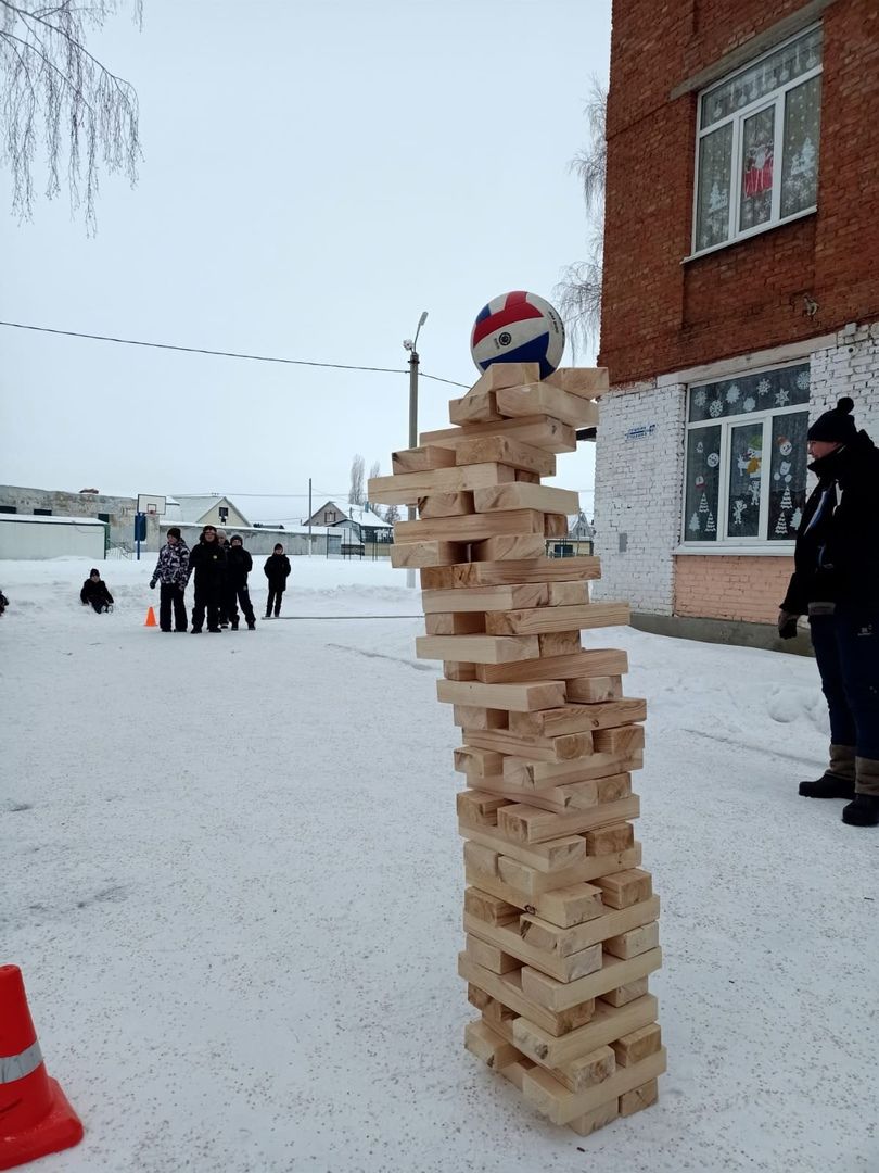 Сегодня педагоги Уруссинской СОШ №3 провели "Веселые зимние забавы".