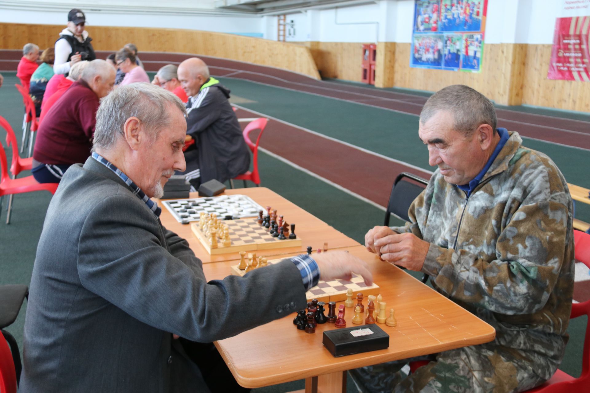 В рамках декады пожилых людей в СОК «Олимп» прошел шахматный и шашечный турнир