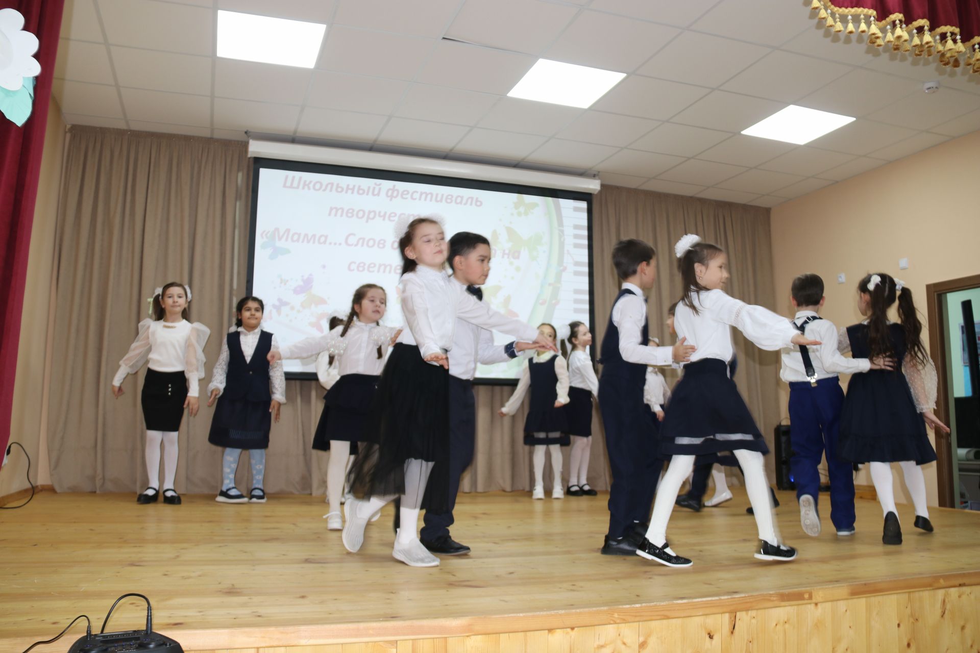 Младшие школьники НОШ№1 порадовали своих мамочек праздничным концертом