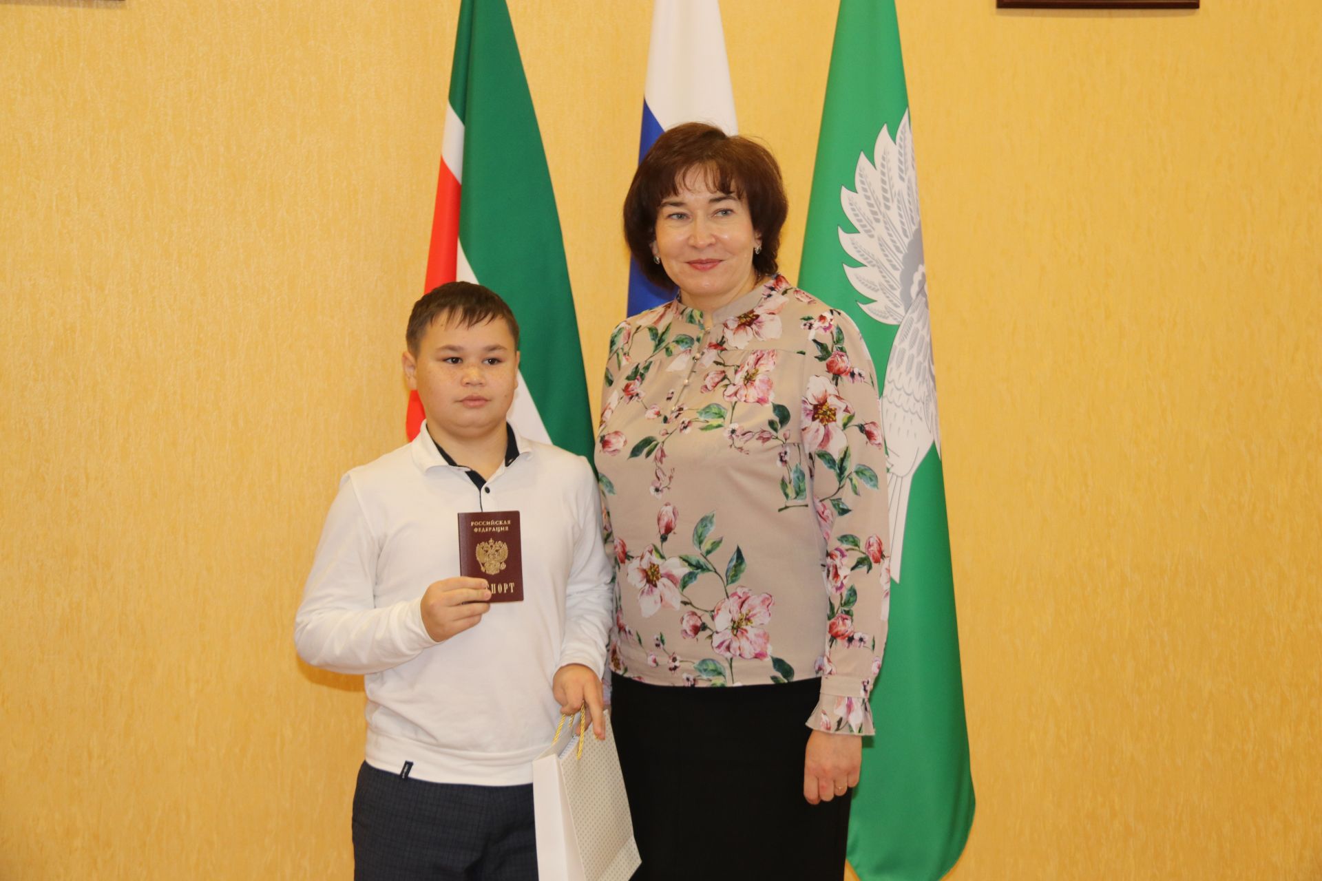 Школьникам района торжественно вручили паспорта
