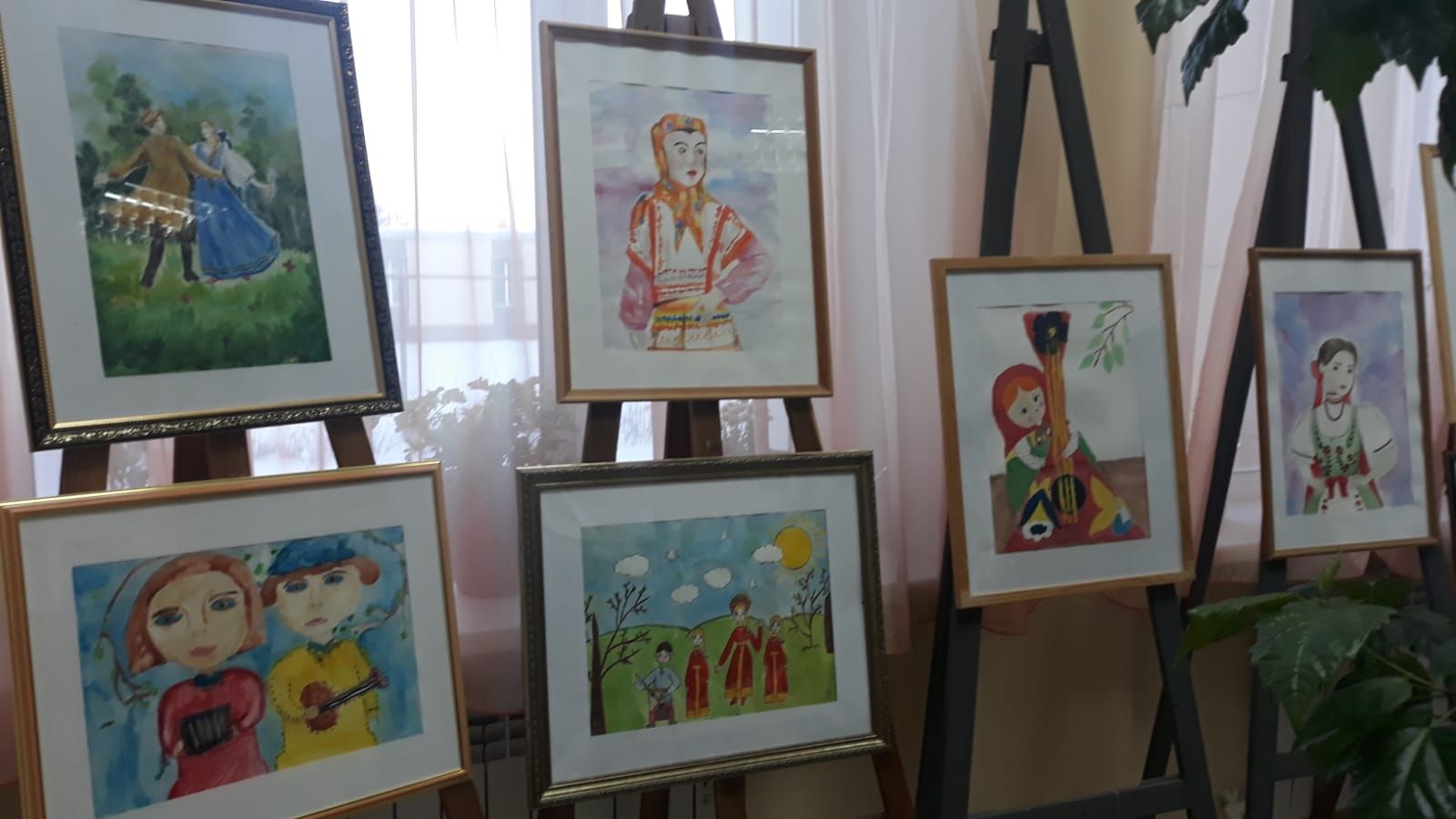 Юные художники УДШИ получили грамоты за участие в художественной выставке