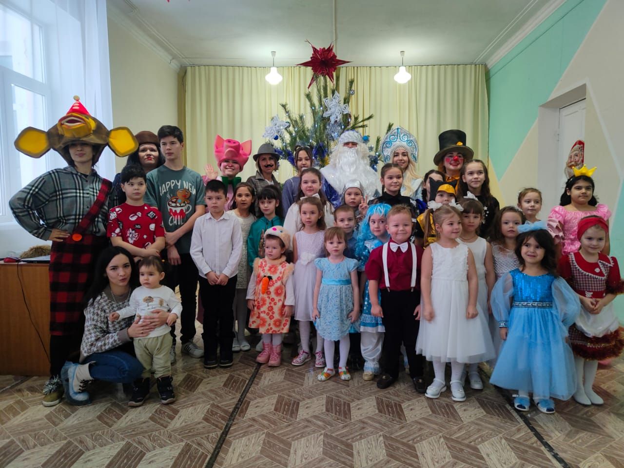 Фунтик встречал гостей у новогодней елки в ЦДТ
