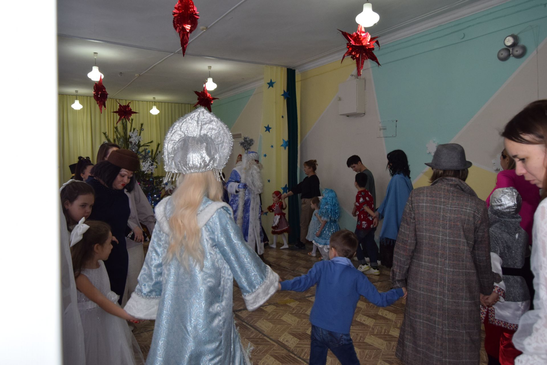 Фунтик встречал гостей у новогодней елки в ЦДТ