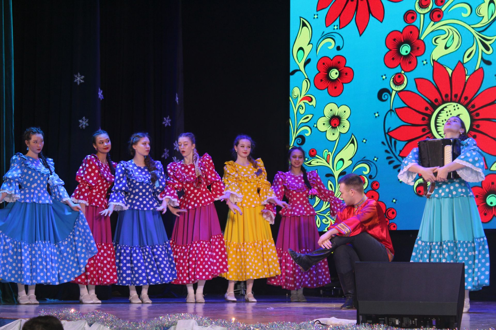 «Щелкунчик собирает друзей на бал» под таким названием прошёл концерт Народного ансамбля танца «Ютазы Йолдызлары»