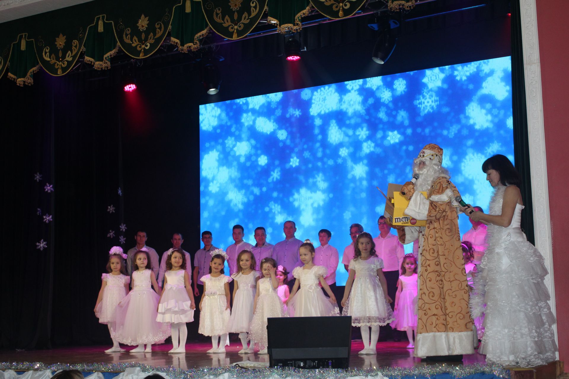 «Щелкунчик собирает друзей на бал» под таким названием прошёл концерт Народного ансамбля танца «Ютазы Йолдызлары»