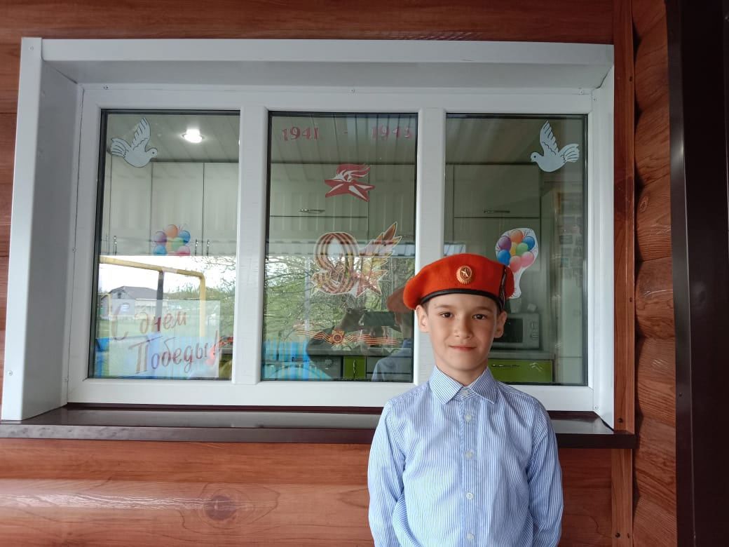 Жители Ютазинского района поддержали Всероссийскую патриотическую акцию "Окна Победы"