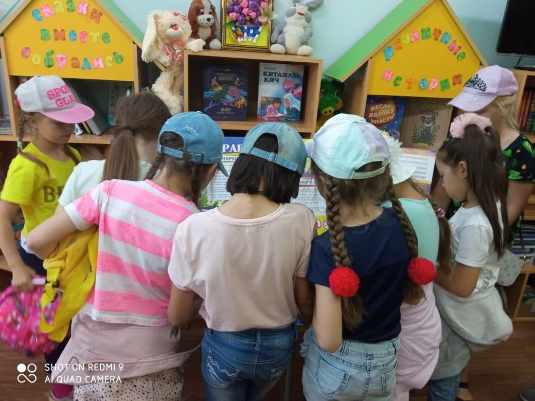 В пришкольном лагере начальной школы - довольные дети