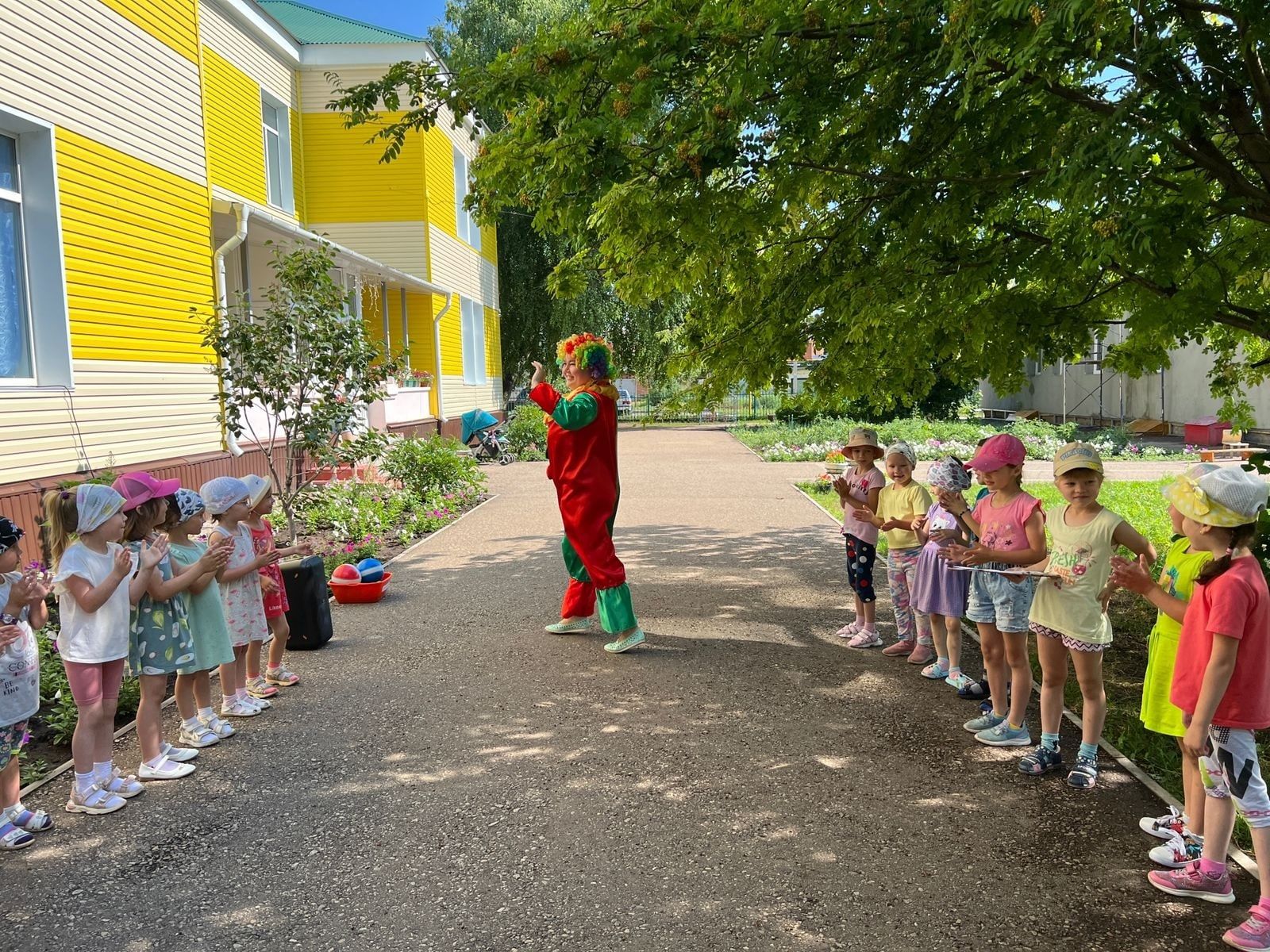Веселый праздник с клоуном Кирюшей, прошел в детском саду №4