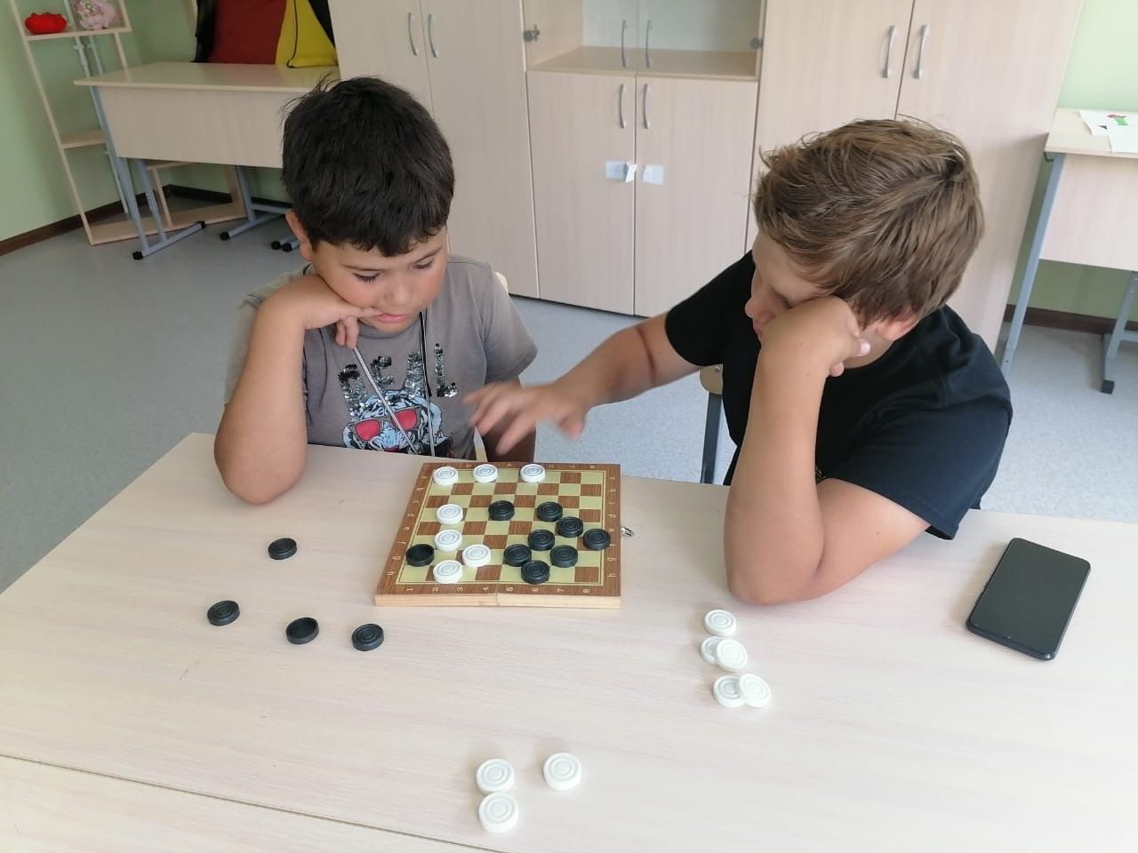 Шахматный турнир прошел в пришкольном лагере "Светлячок"