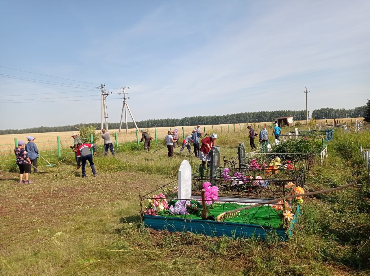 Жители села Краш-Буляк провели субботник на кладбище