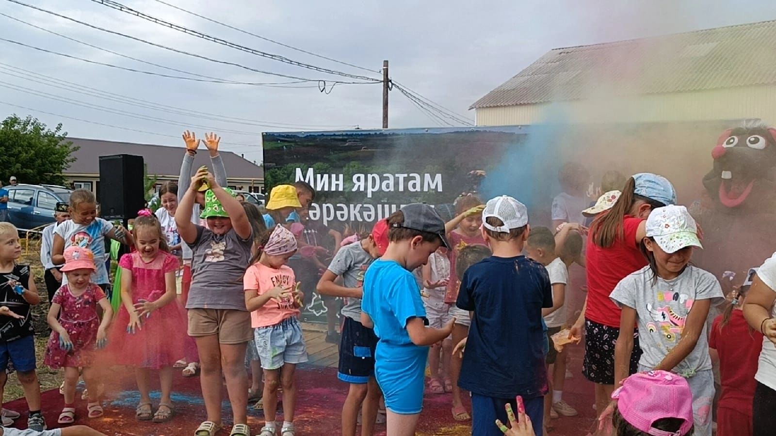 В селе Каракашлы в День Республики Татарстан прошел фестиваль красок Холли