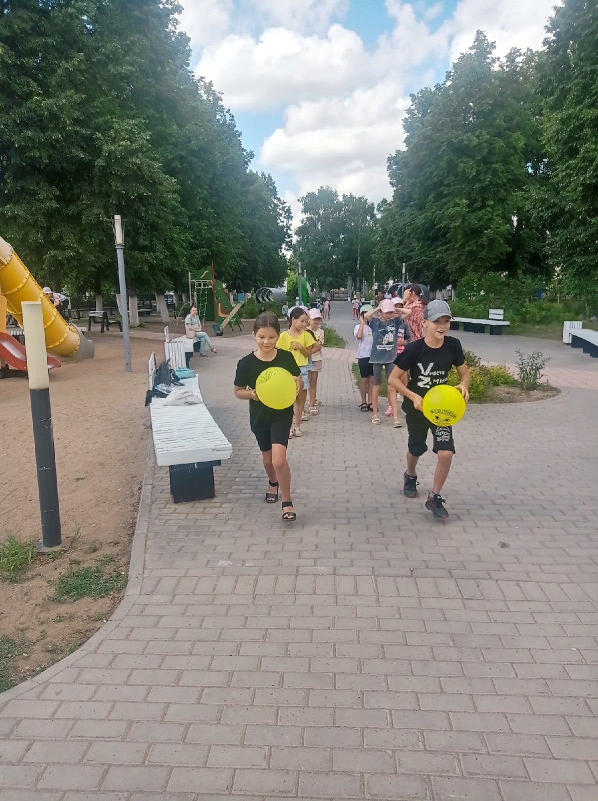 В парке "Семейный" прошла игровая программа "Станция лето"