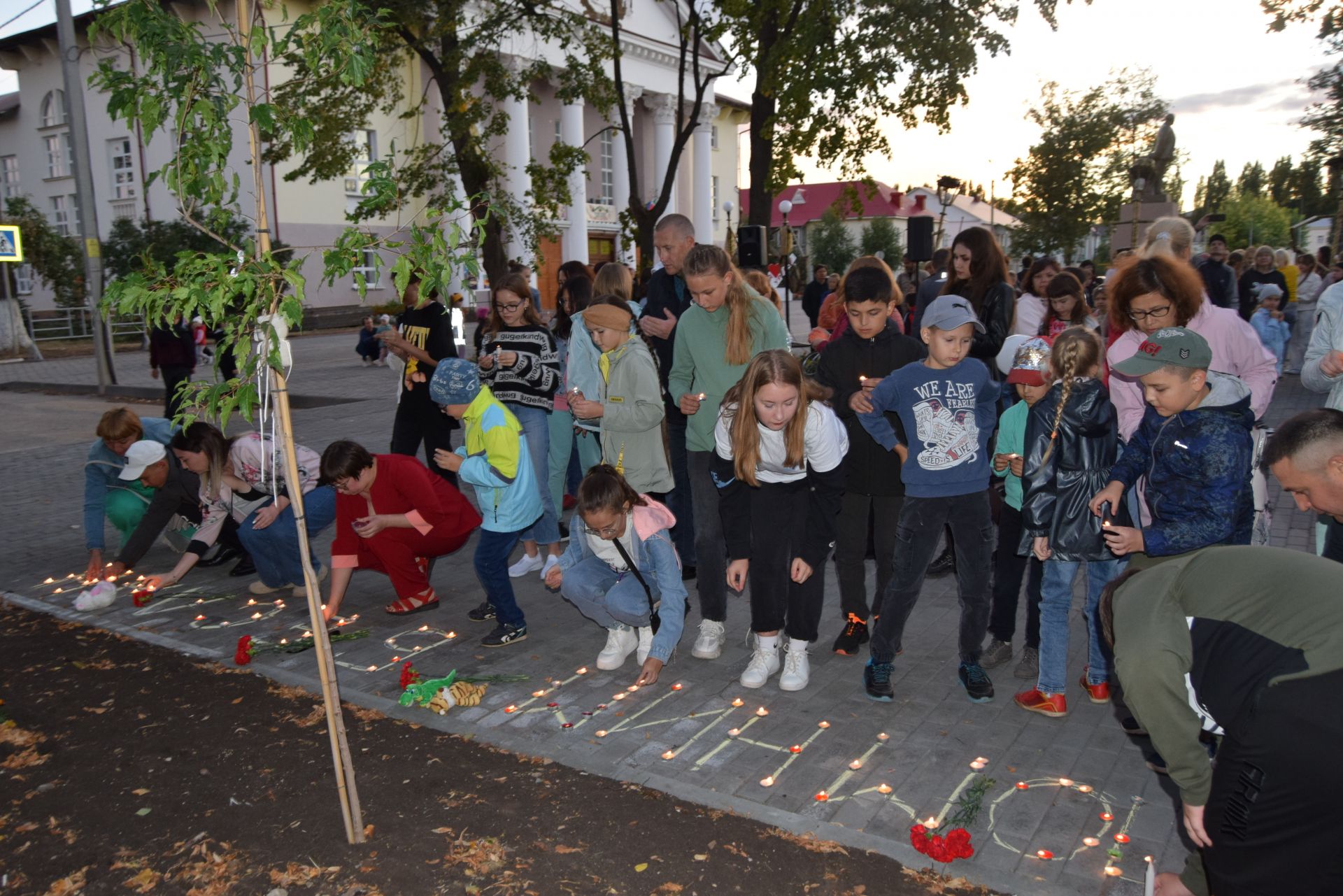 В память о жертвах Беслана в Уруссу прошел митинг