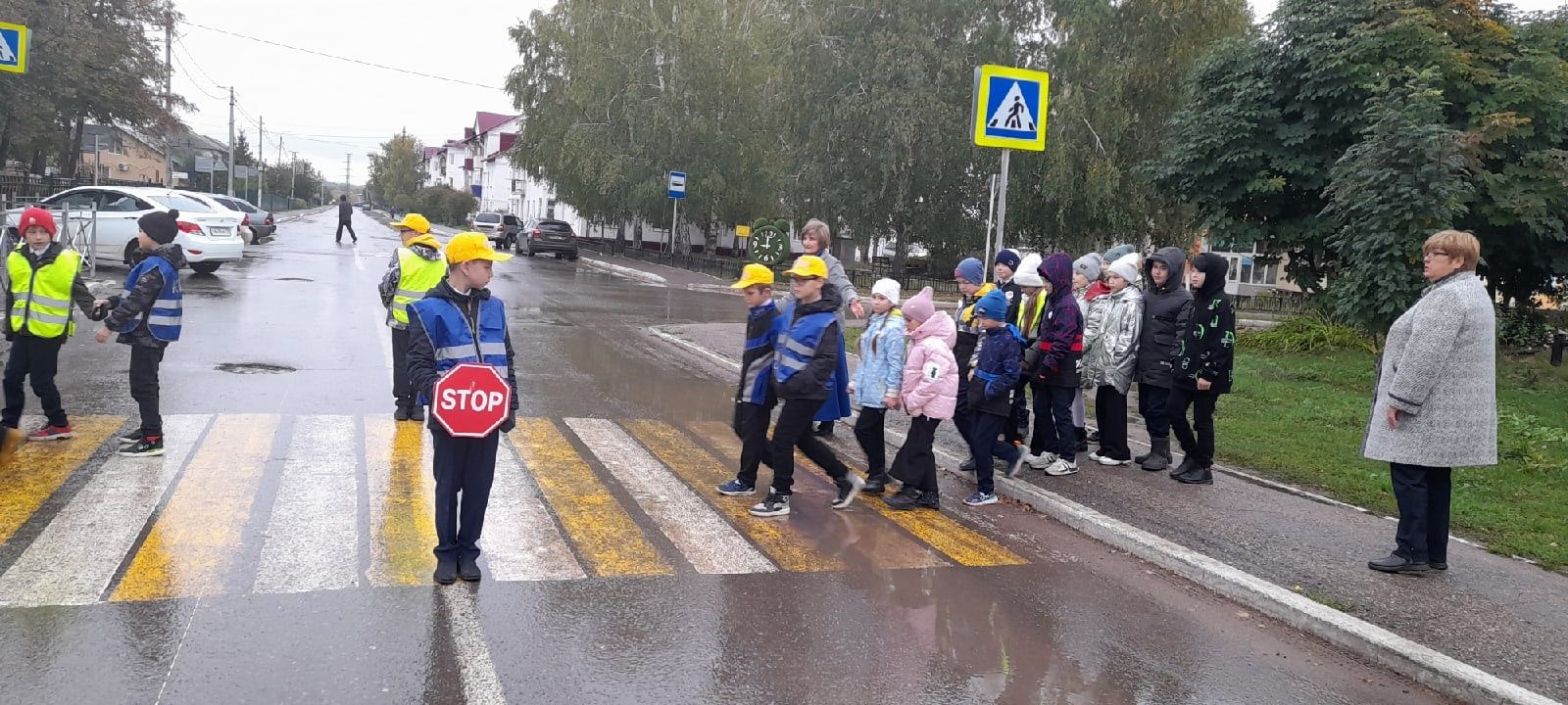 Отряд ЮИД начальной школы показал, как правильно переходить дорогу