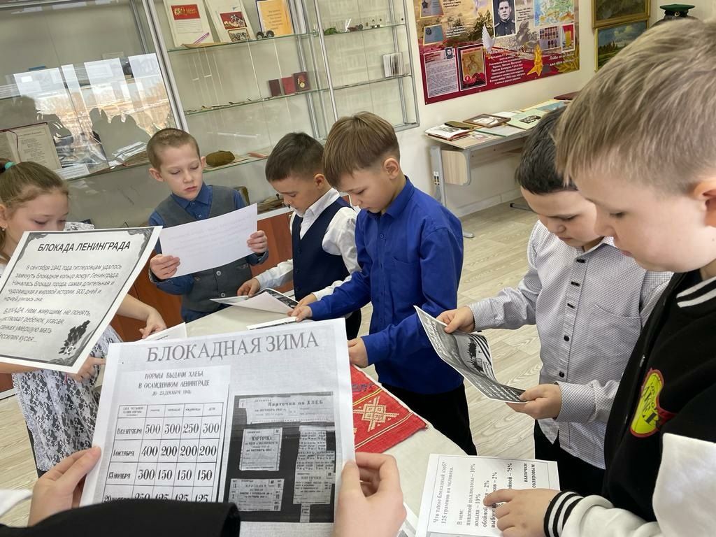 Во всех школах района вспоминали вчера о блокадном Ленинграде