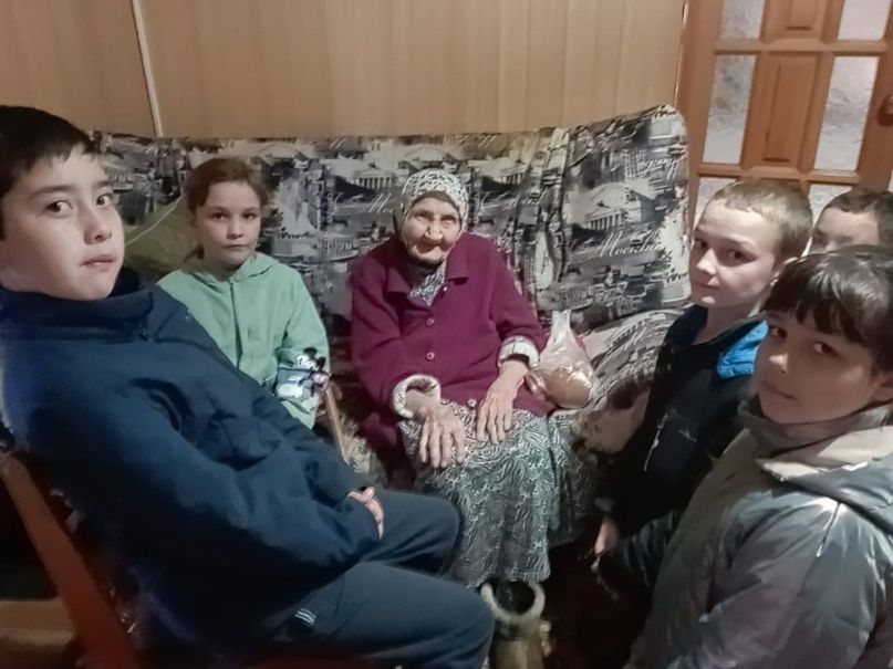 Дымтамакские волонтеры навестили пожилую односельчанку