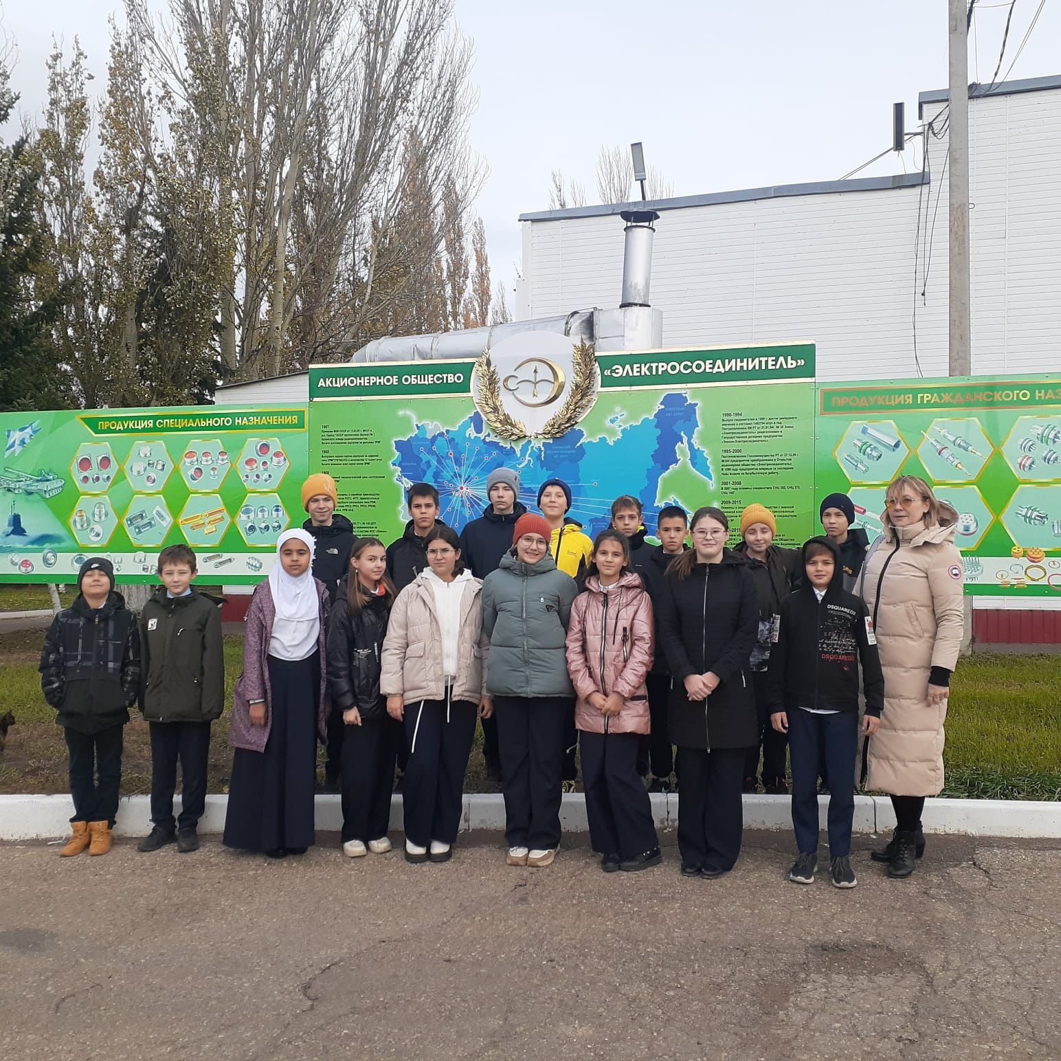 Гимназисты побывали с экскурсией на заводе «Электросоединитель»