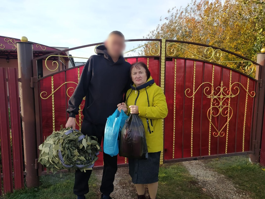 Бойцу-контрактнику сельчане передали небольшие презенты