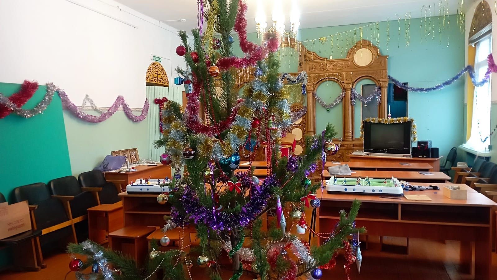 Дети воскресной школы Уруссинского Свято-Никольского прихода украсили елку