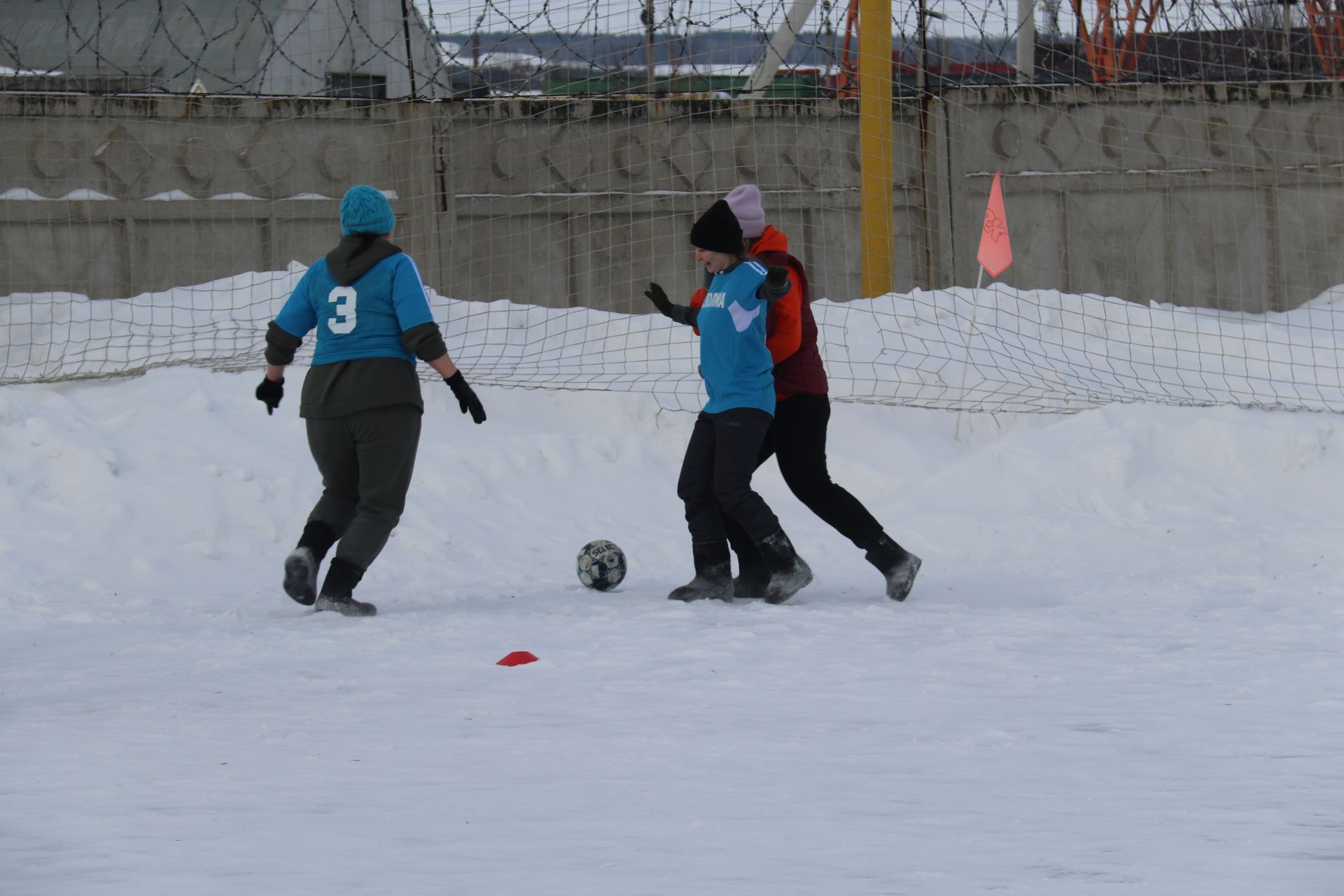 «Футбол в валенках» - веселое зимнее соревнование