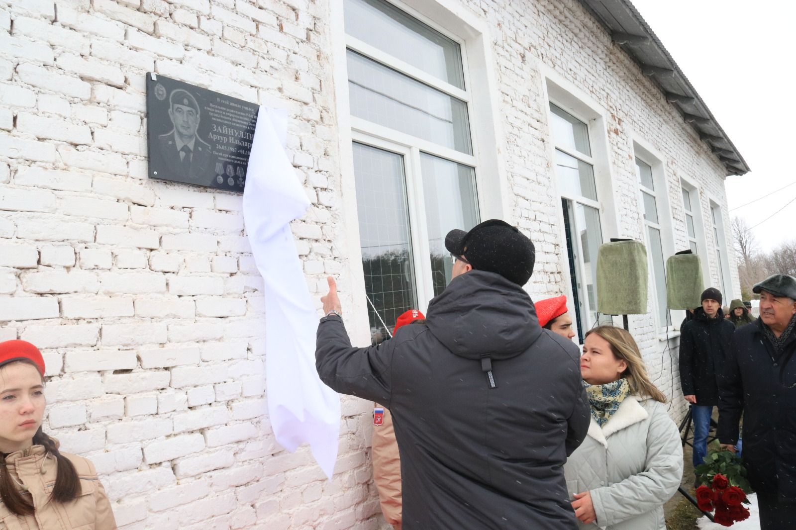 На стене Байрякинской школы установлена памятная табличка