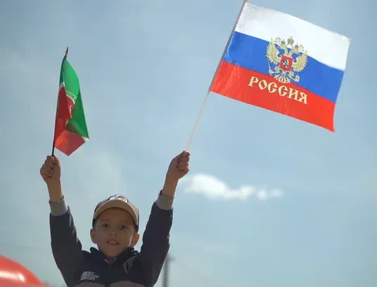 В Апостовском районе развернули большой российский флаг