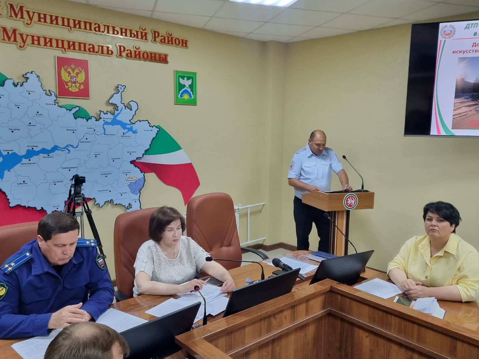 Задача взрослых - обеспечить безопасность детей во время летних каникул