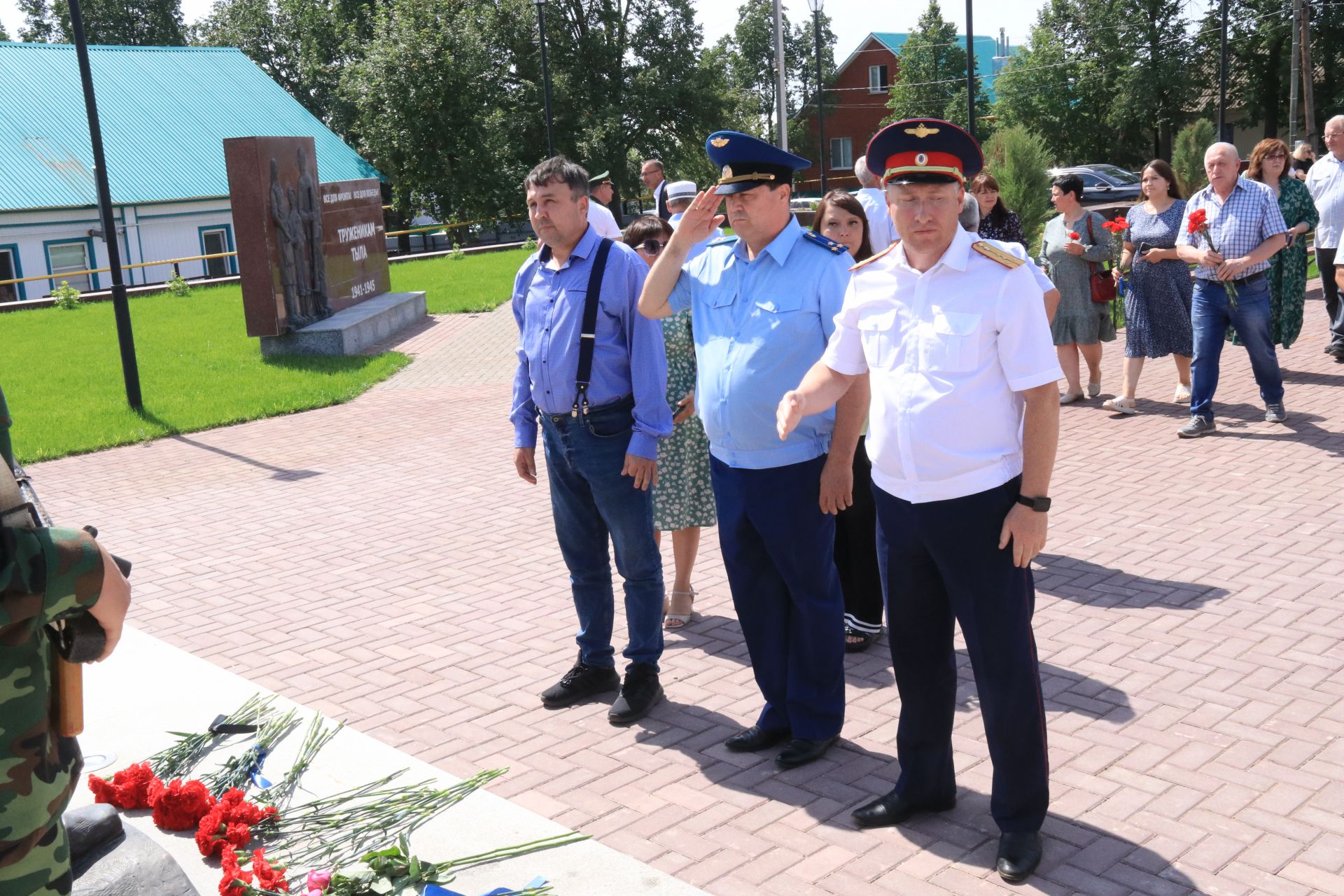 Ютазылылар неофашизмга каршы