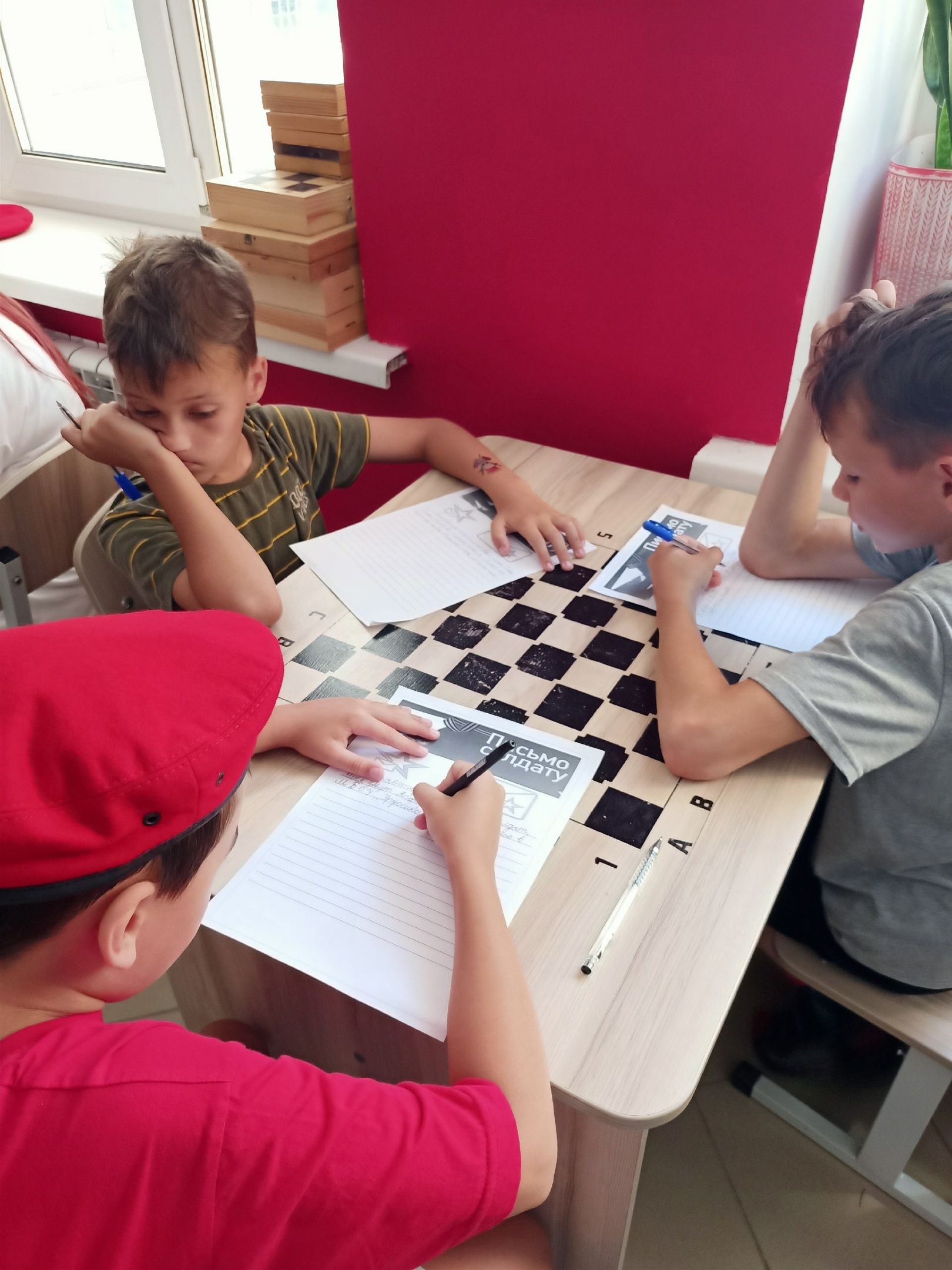 Ребята пришкольного лагеря «Лучик» написали письма солдатам