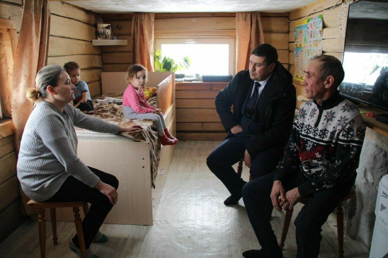 Многодетной семье из Татарстана, прожившей несколько лет в бане, помогли со строительством дома