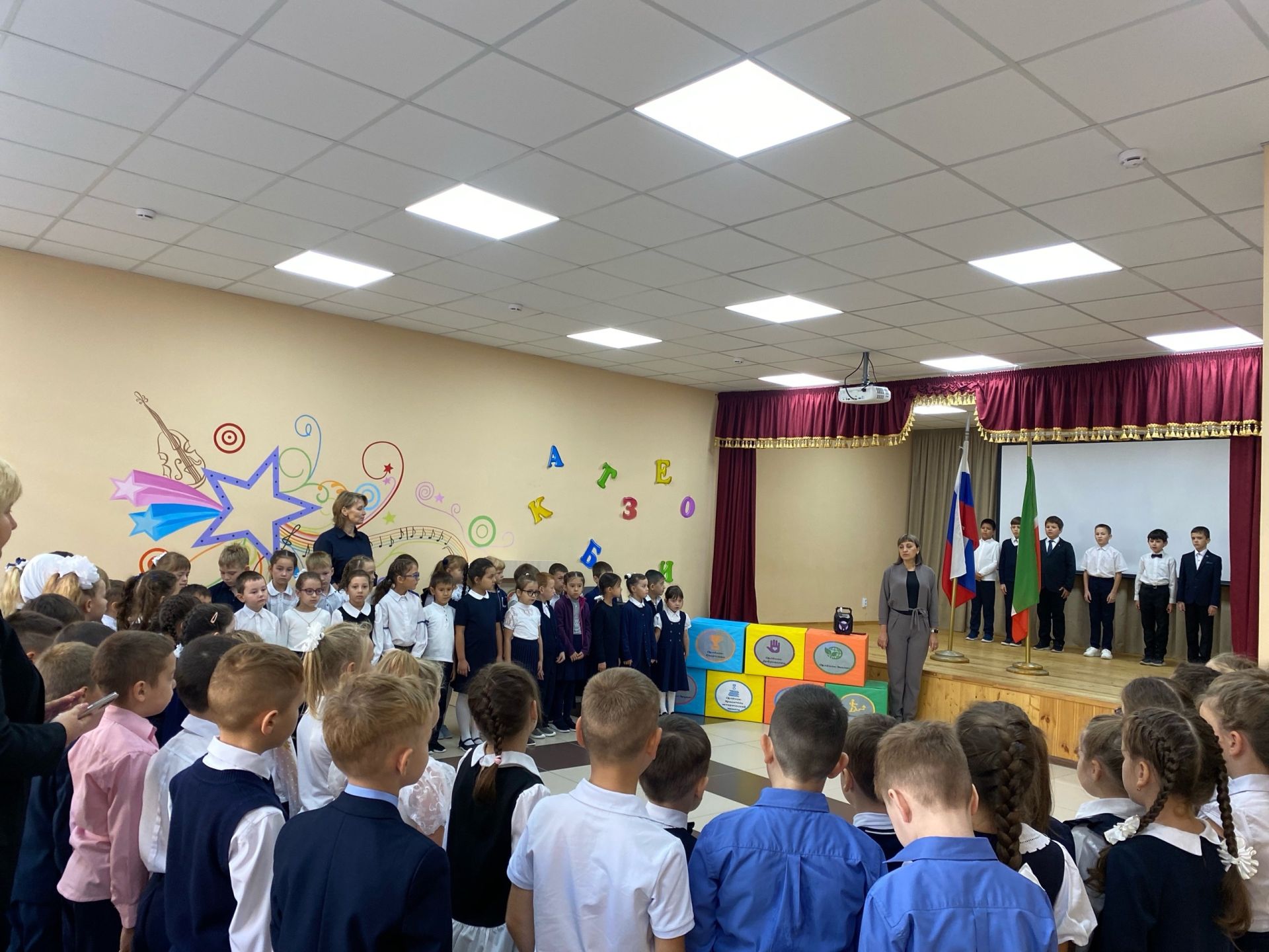 Утро каждого понедельника в школах района начинается с поднятия флага
