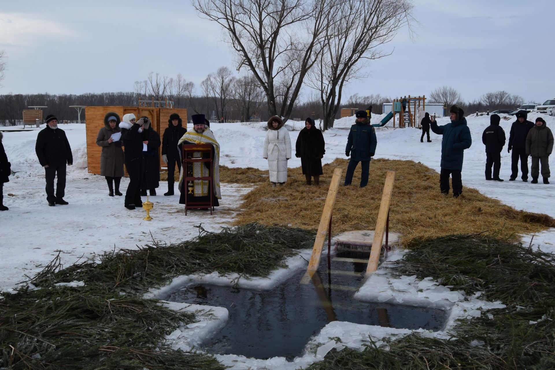 На Абсалямовском озере освятили Крещенскую прорубь