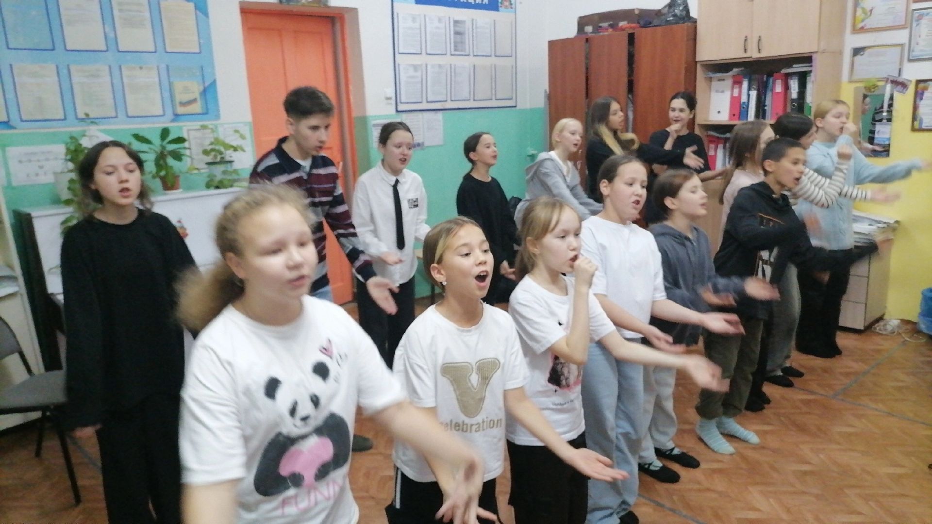 Детская студия «Юные таланты» готовят музыкальные номера для концерта, посвященного Дню Матери