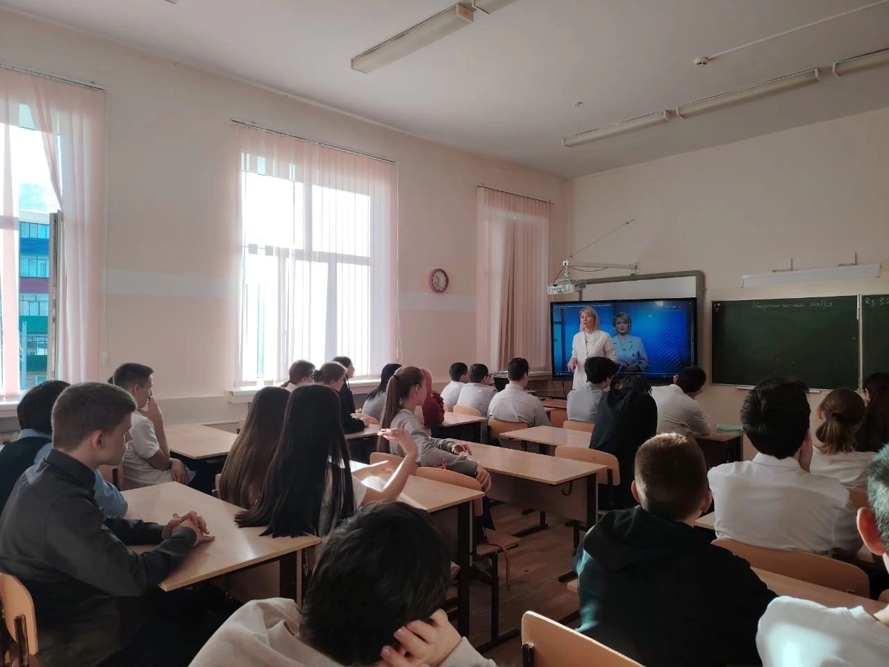 Перед учащимися восьмых и девятых классов с профилактической беседой о вреде вейпов выступила районный врач-педиатр