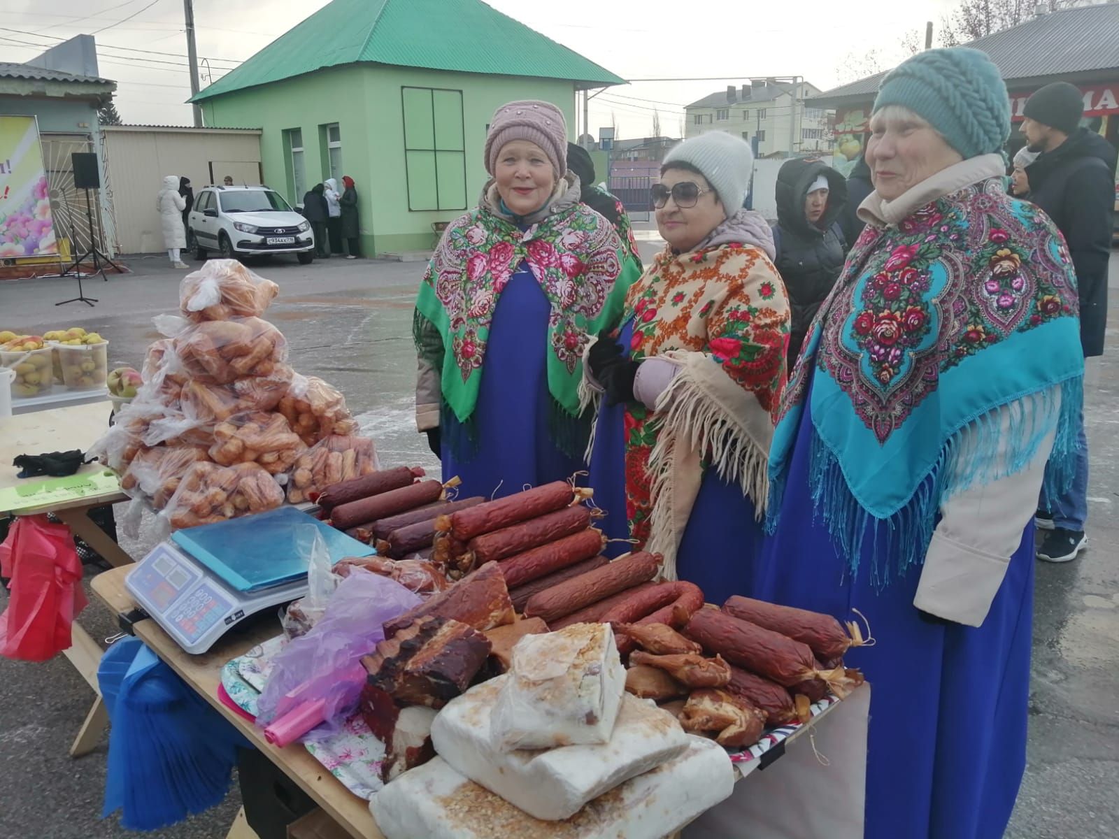 На уруссинскую ярмарку стекался добрый народ