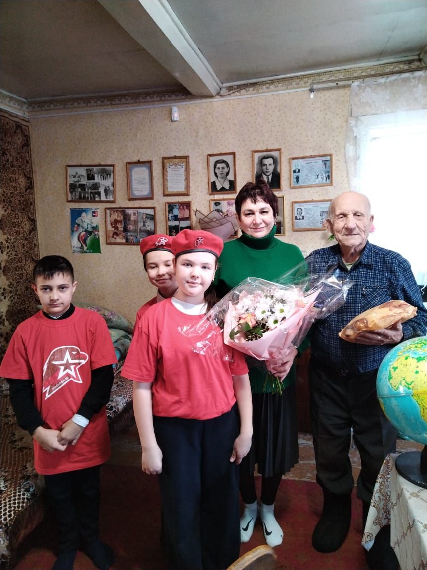 Коллектив «Уруссинской гимназии» и члены юнармейского отряда поздравили ветерана-педагога гимназии, с Днем Рождения!