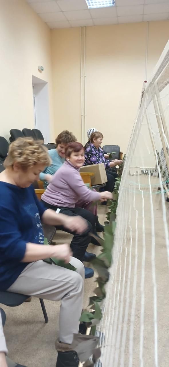 В селе Абсалямово женщины плетут сети для наших бойцов на СВО