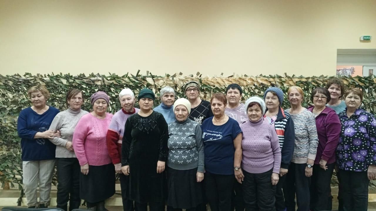 В селе Абсалямово женщины плетут сети для наших бойцов на СВО
