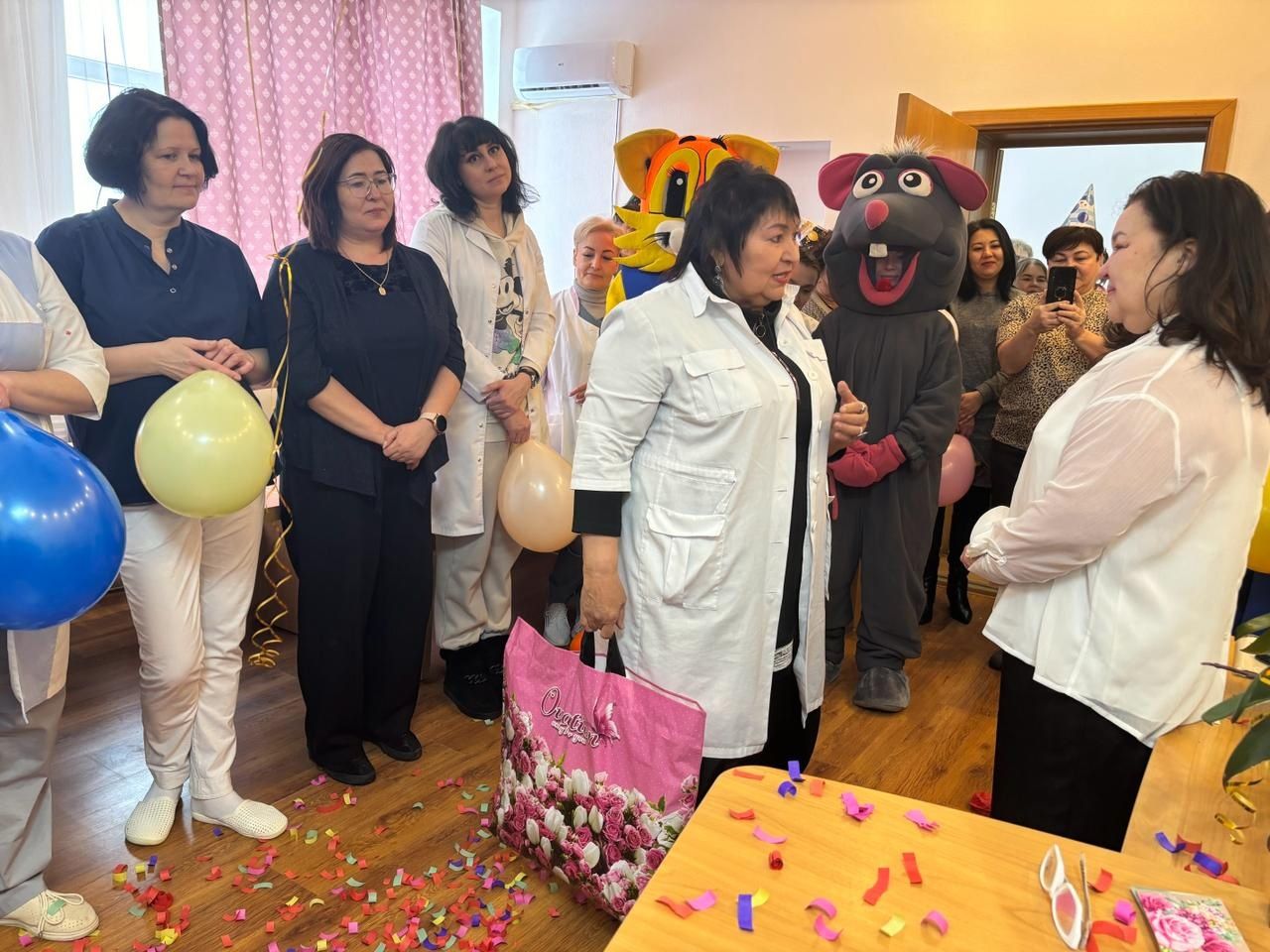 Работники Уруссинской ЦРБ креативно поздравили Главного врача с днем рождения