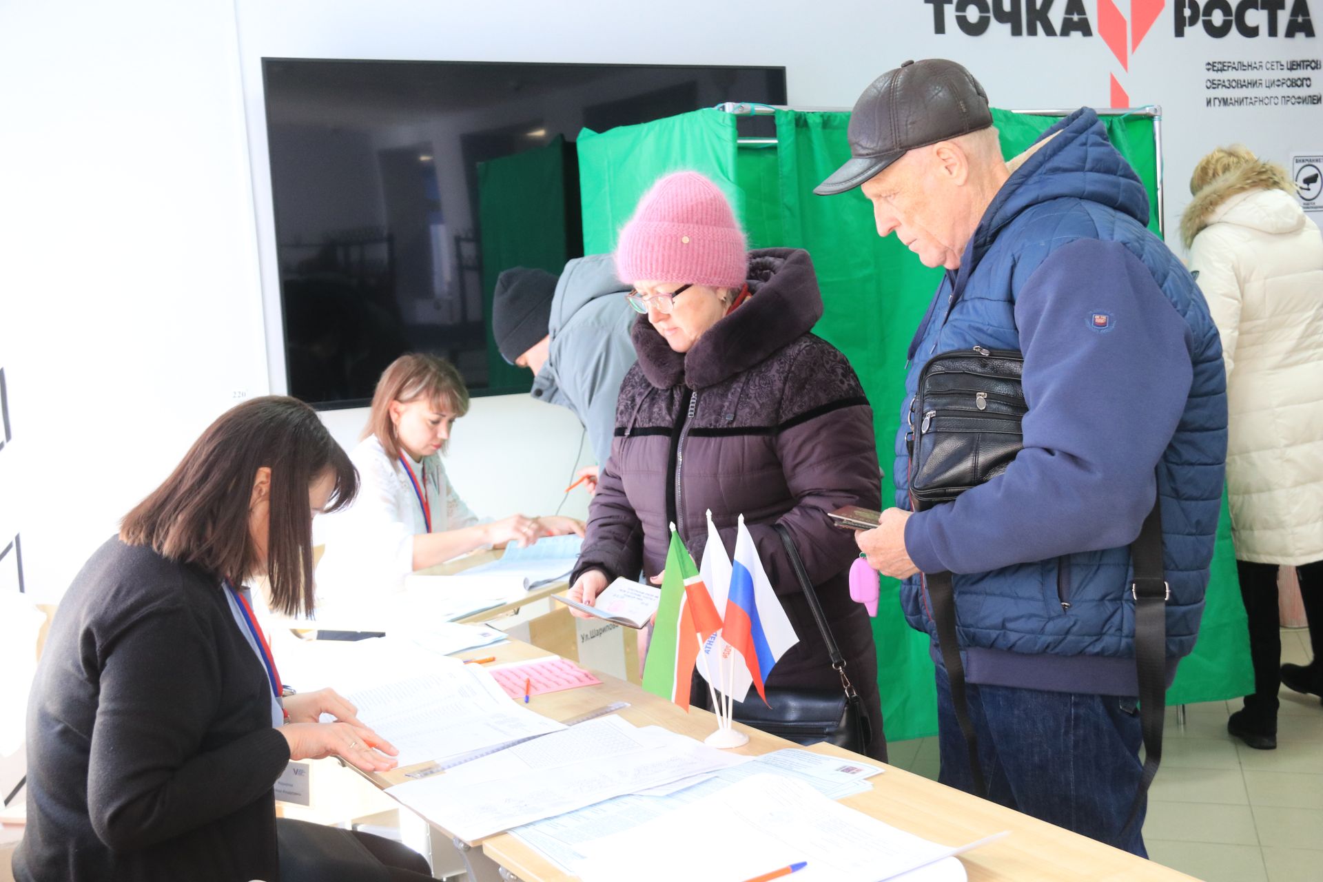 В Уруссинской школе № 3 расположились две избирательные участки: № 2814 и № 2815