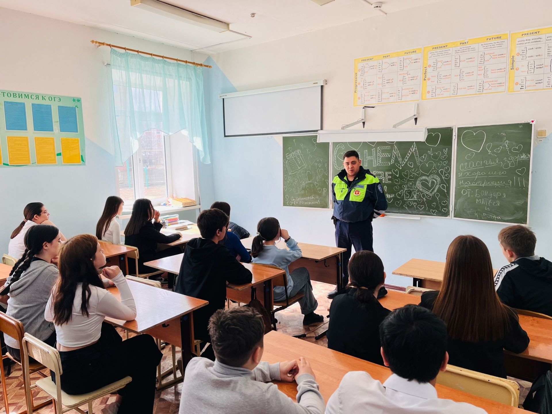Уруссинские школьники встретились с инспектором ГИБДД