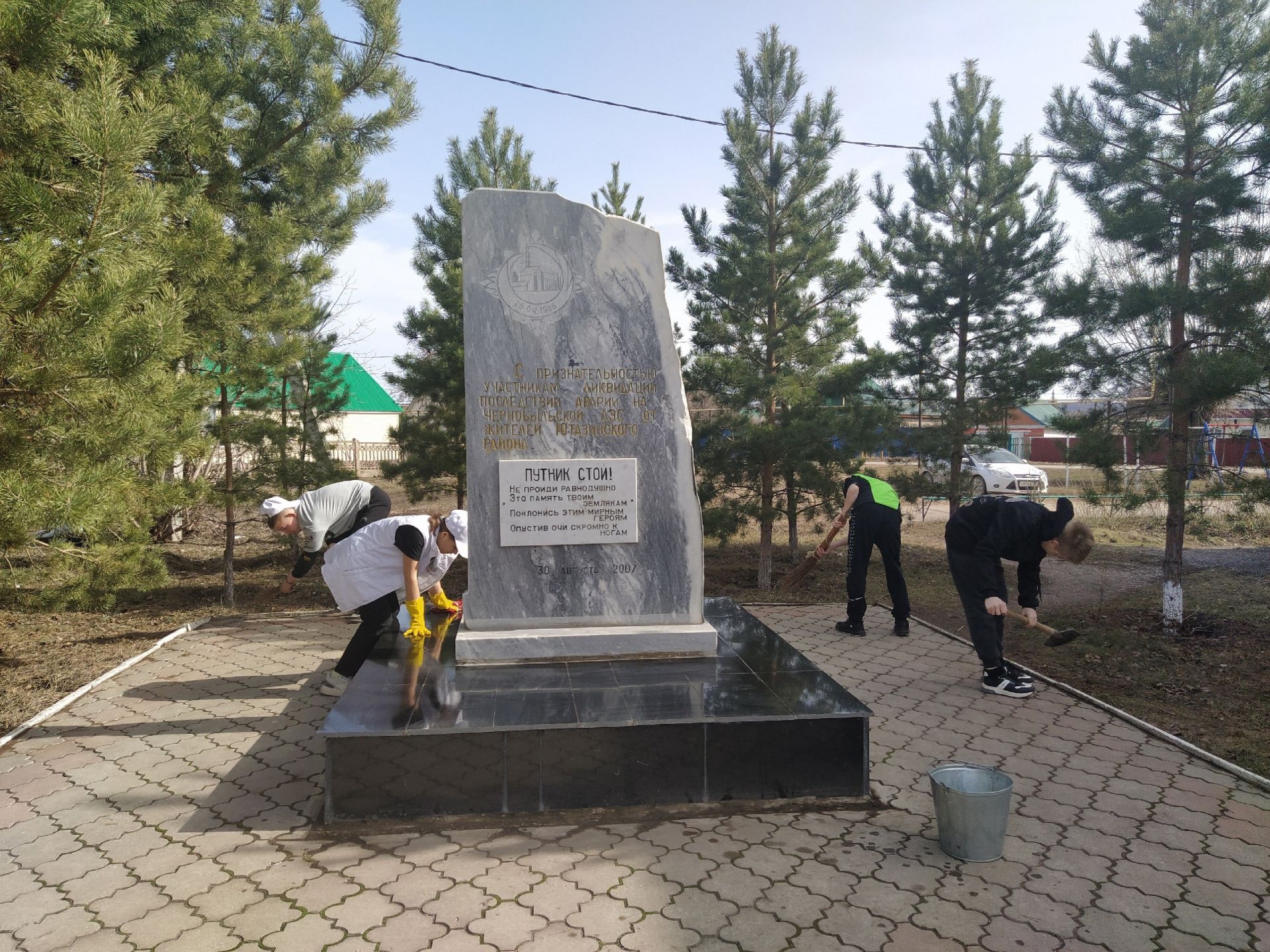 Волонтеры отряда «Бумеранг» убрались у памятника